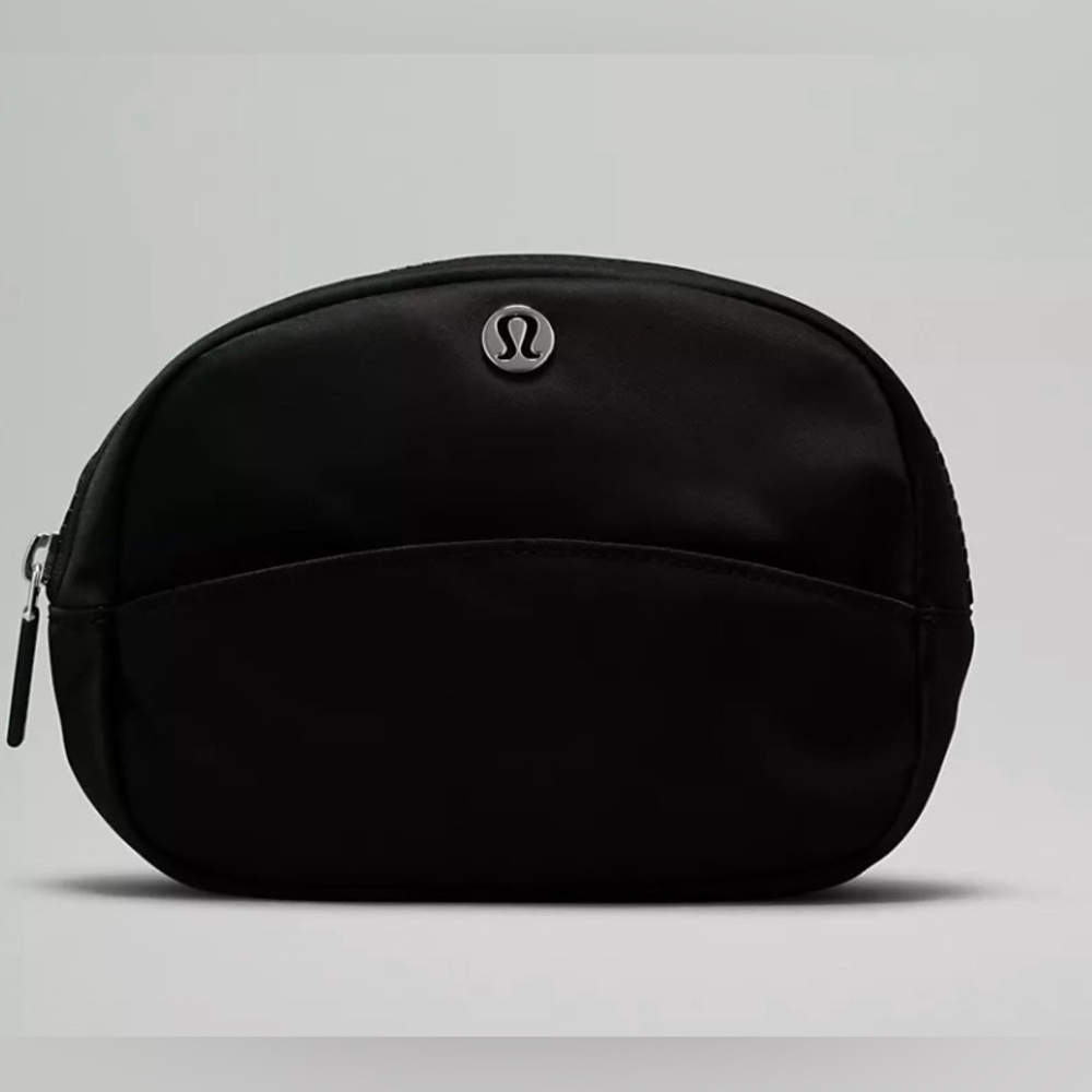 Lululemon City Essentials Pouch
Mini 2L